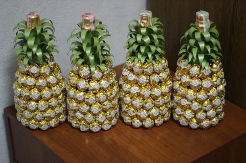 Украсить шампанское конфетами мастер класс Украсить шампанское конфетами мастер класс