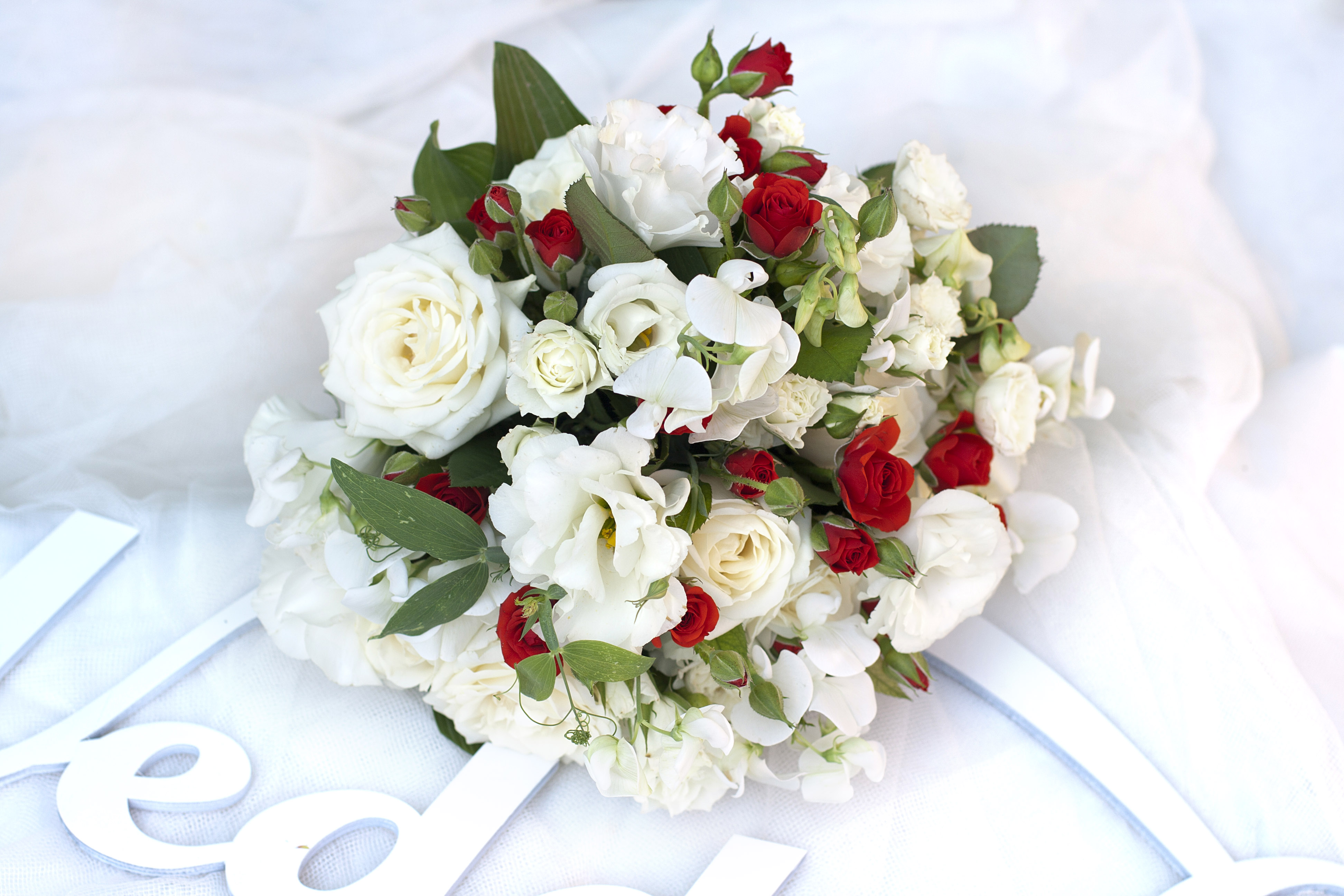Воскресно белый. Букет невесты из белых роз и гиперикума. Букет из красных роз и белых эустом. Свадебный букет белый. Букет белых цветов.
