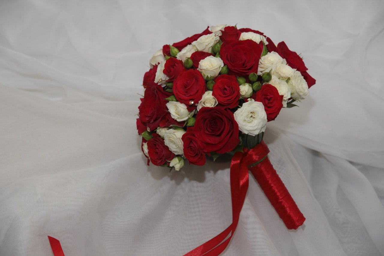 Свадебный букет белый с красной лентой
