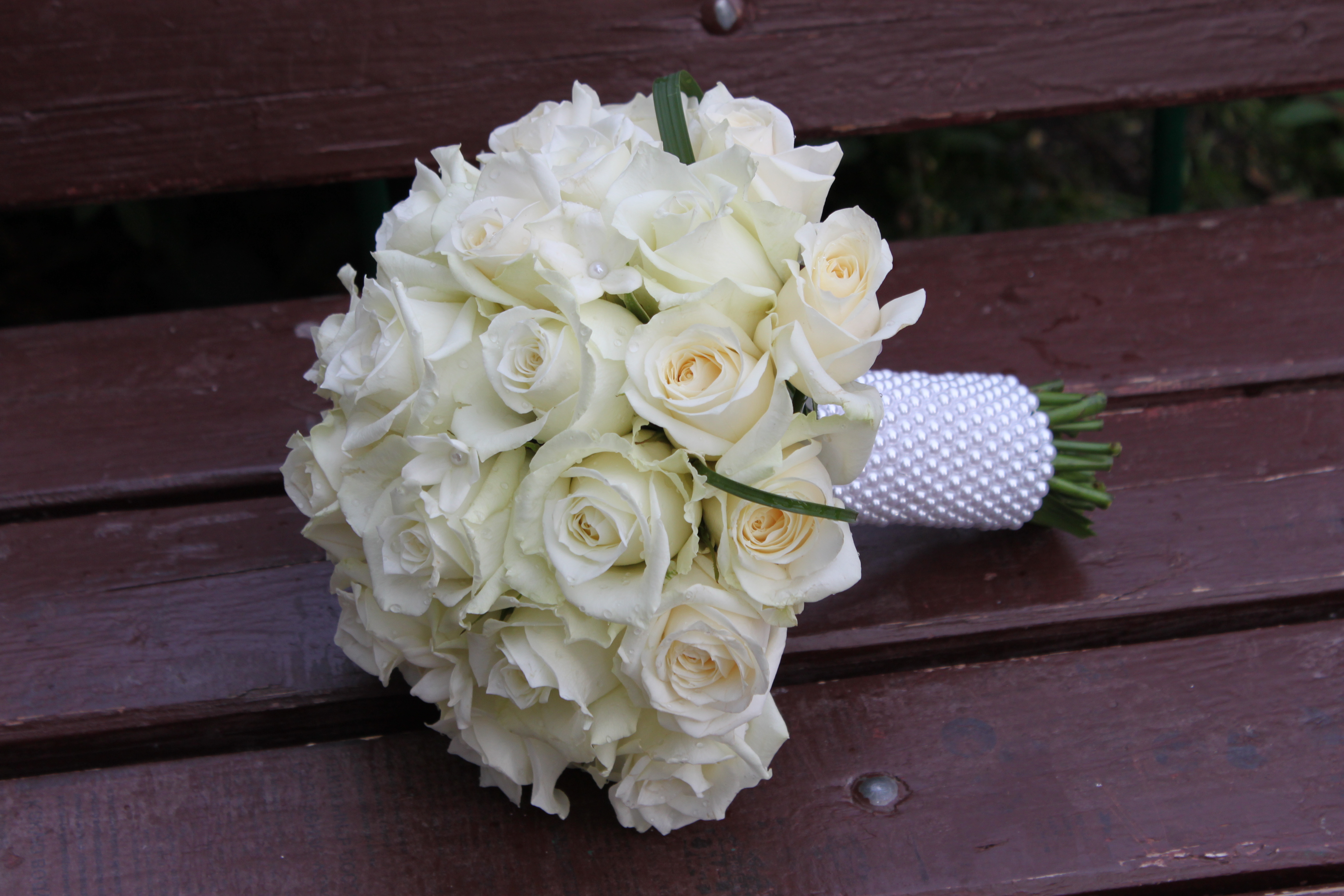Свадебный букет невесты розы