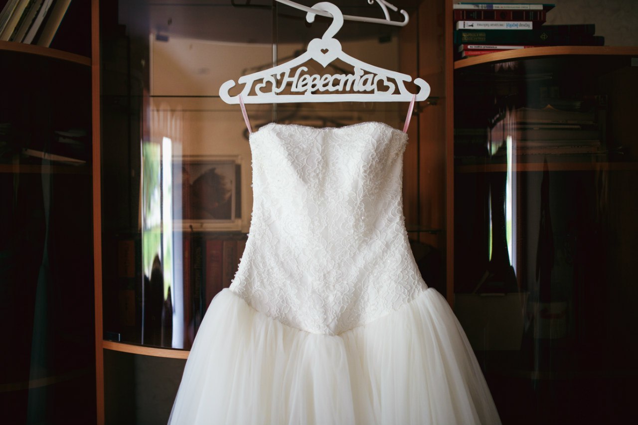 Свадебное платье на вешалке невеста