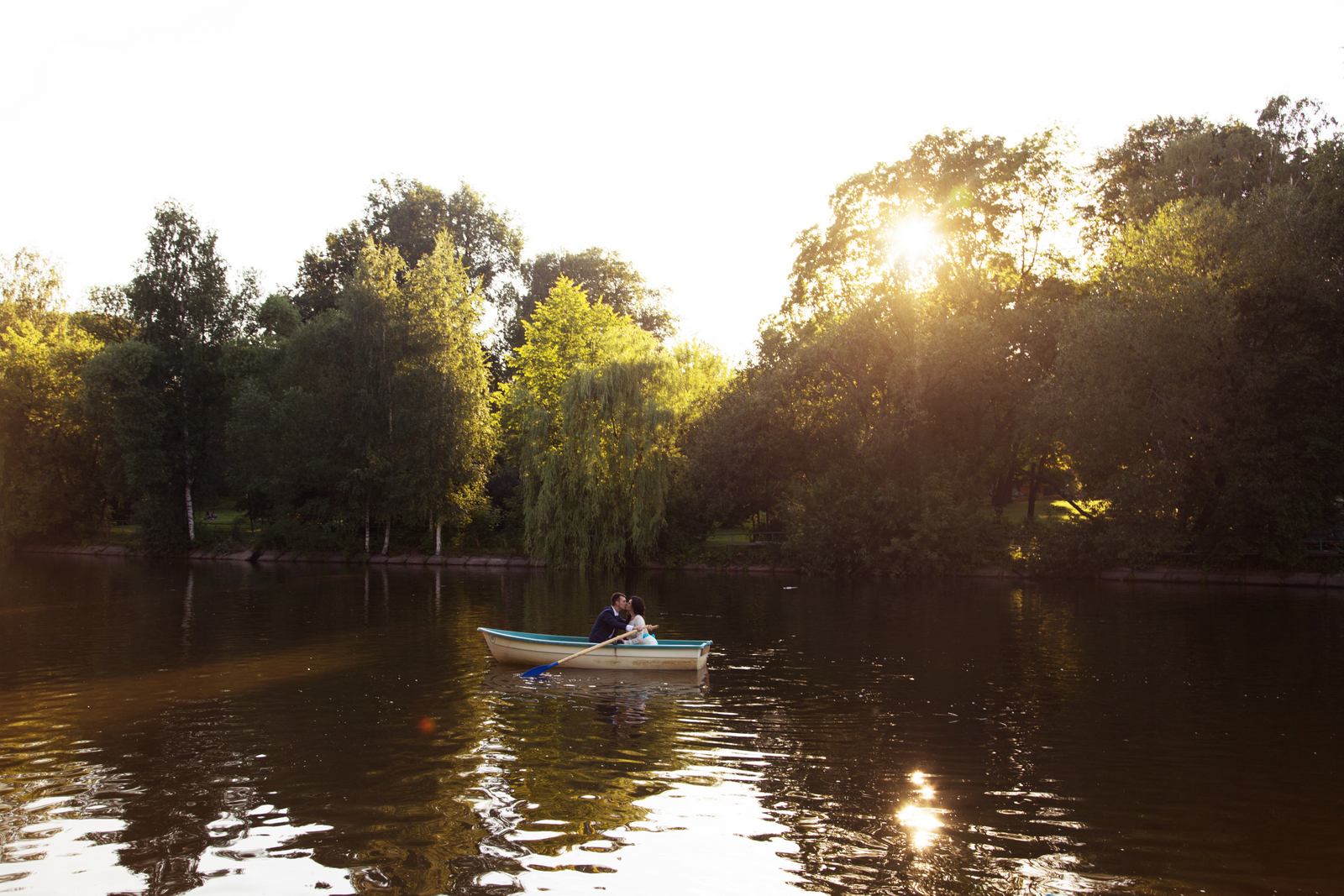 Фотосессия на матрасе в воде