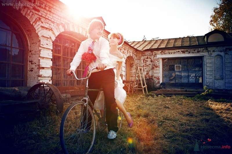Жених и невеста едут вместе на велосипеде возле старого дома - фото 71645 Фотограф Сергей Беликов