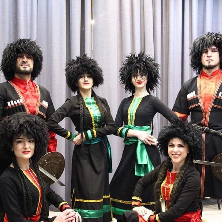 Выступление шоу-балета "Кавказ"