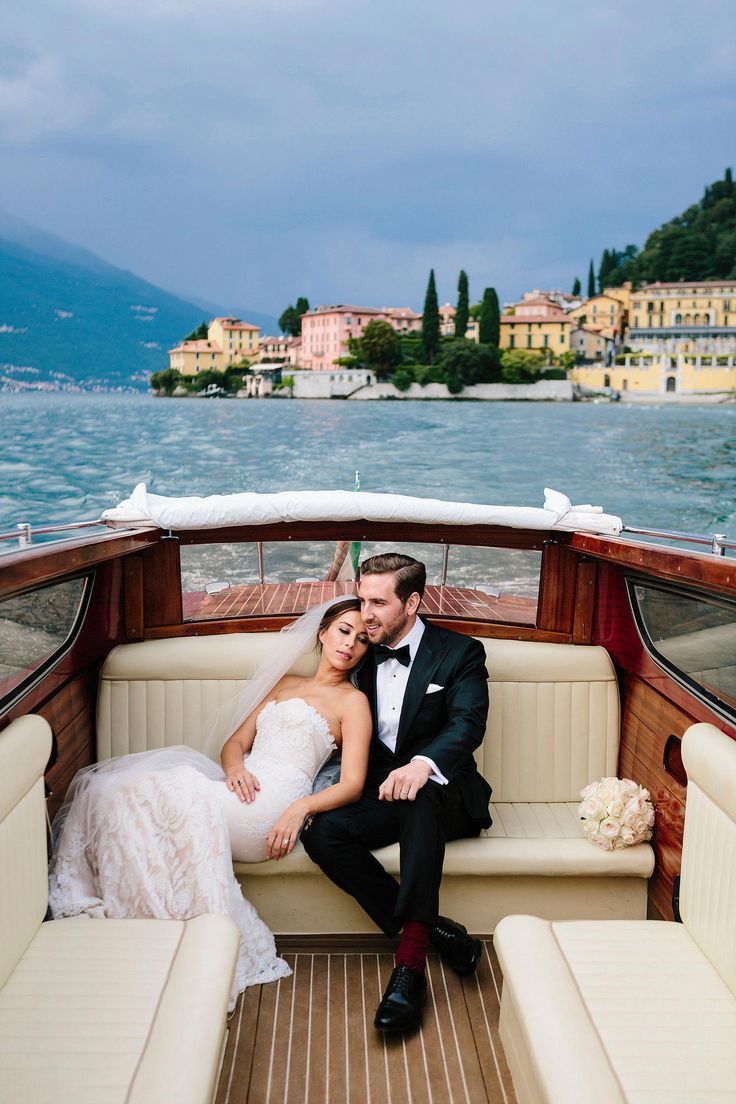 Аренда легендарной лодки Riva для фотосессии на озере. Италия