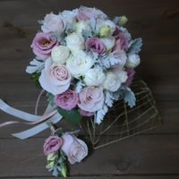 Букет невесты с пионовидными розами и эустомами 