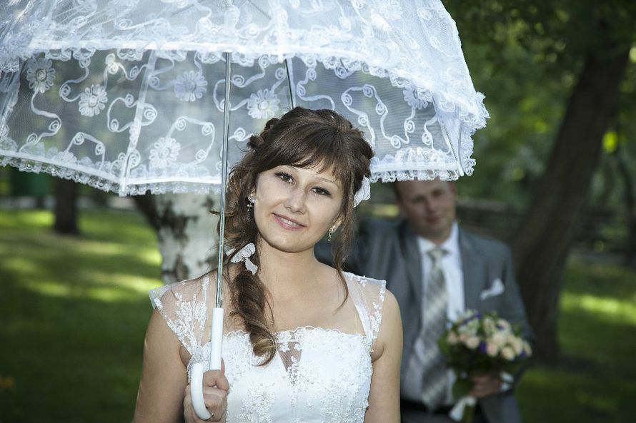 Невеста держит в руке белый кружевной зонт с рюшами - фото 1609657 Фотограф Алексей Жаринов