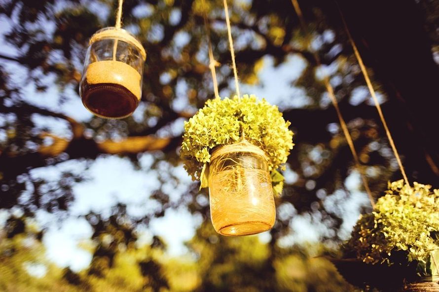 Оформление для фотосессии летней свадьбы в стиле рустик с использованием подвесных декоративных баночек с гортензией - фото 1306485 vbkate