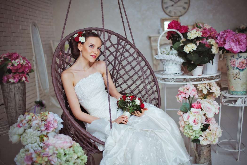 Невеста сидит в плетеном из лозы кресле между букетов цетов - фото 1348493 Анастасия Логинова - визажист и стилист по волосам