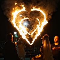Романтичная церемония зажжения огненного сердца