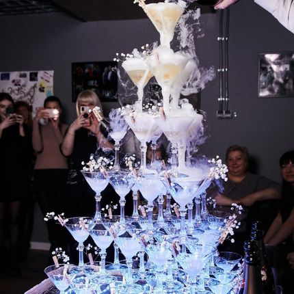Пирамида из шампанского от бармен-шоу 