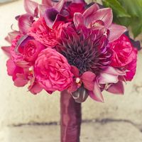 Ярко-розовый букет невесты из орхидей, роз, калл и астр