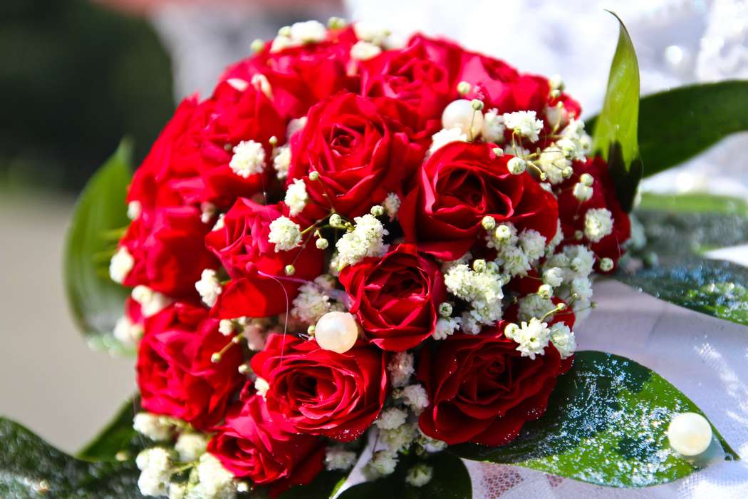 Букет невесты из красных роз и белой гипсофилы, декорированный белым кружевом  - фото 990567 Агентство праздника "НиКоль"