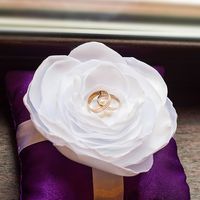 Фиолетовая подушечка с белым цветком