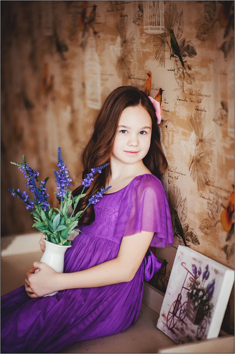 Девочка сидит с вазой сиреневых красивых цветов , в красивом сиреневом платье - фото 1772835 Фотограф Радосвет Лапин