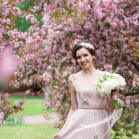 невеста, свадебное платье, букет невесты, яблоневый сад