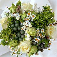 Зелено-белый букет невесты из белых роз, ромашек и зелени