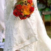 Букет невесты из астр и хризантем в осенних тонах 