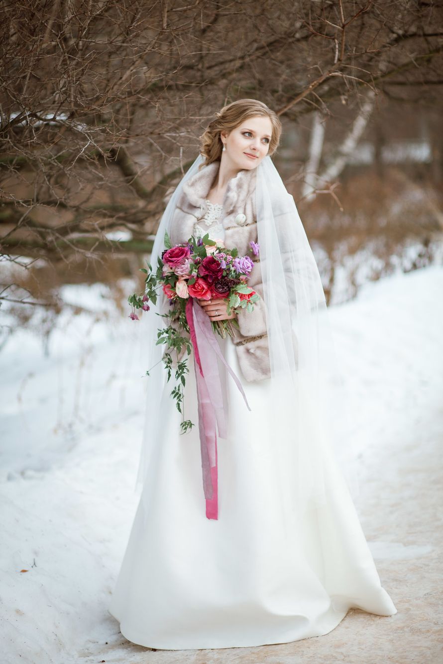 букет невесты с яркими акцентами, ранункулусы, шелковые ленты, фата, макияж, прическа, свадебное платье - фото 13736214 Flower vibes - мастерская флористики и декора