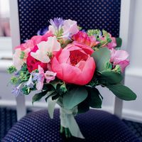 Букет невесты из розовых пионов и голубых фиалок 