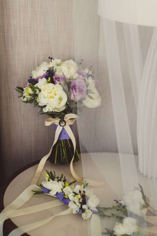 Свадебный букет с пионами и лавандой в сиреневом цвете - фото 4185259 Дизайн-студия Magic decor
