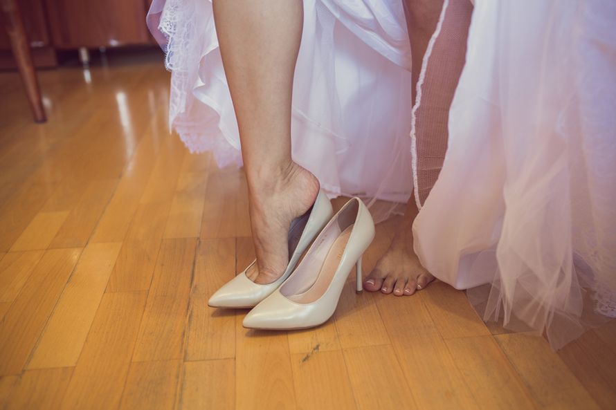 Невеста обувает бежевые туфли  с острым носком на высокой шпильке. - фото 1410917 Крикунова Нина