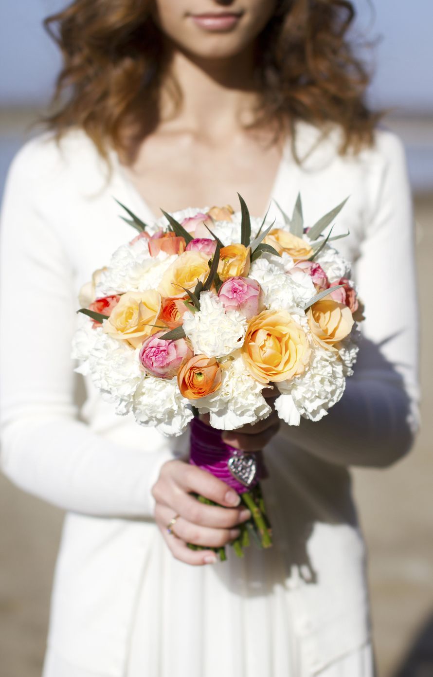 Букет невесты из белых гвоздик, оранжевых и розовых роз, зеленого эвкалипта, декорированный малиновой лентой и железным кулоном в - фото 620700 White Flowers - авторские букеты и декор