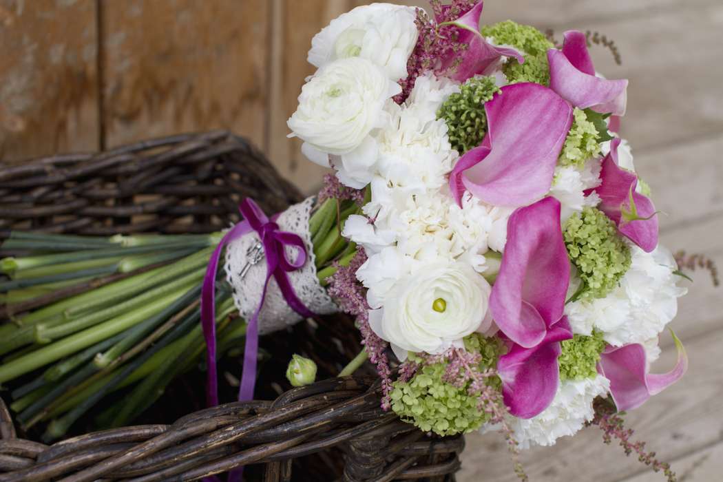 Букет невесты из розовых калл, белых ранункулюсов, розовой вероники и зеленого вибурнума, завязанный белым кружевом и сиреневой - фото 620759 White Flowers - авторские букеты и декор