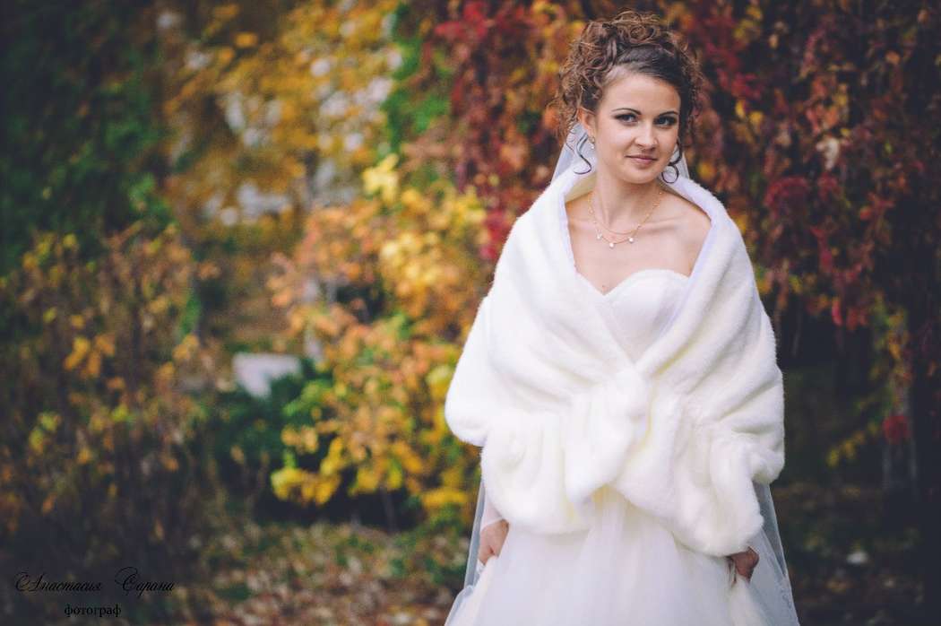 На плечах невесты молочно-белая меховая накидка
 - фото 1866995 Студия ТandШ Фото и Видео Вашей свадьбы