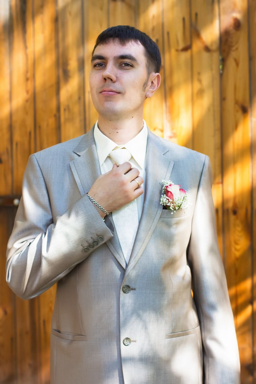 Классический светло-серый костюм жениха "двойка" с белым галстуком, белой рубашкой и розовой бутоньеркой в петлице пиджака - фото 623408 Фотограф Инна Безр