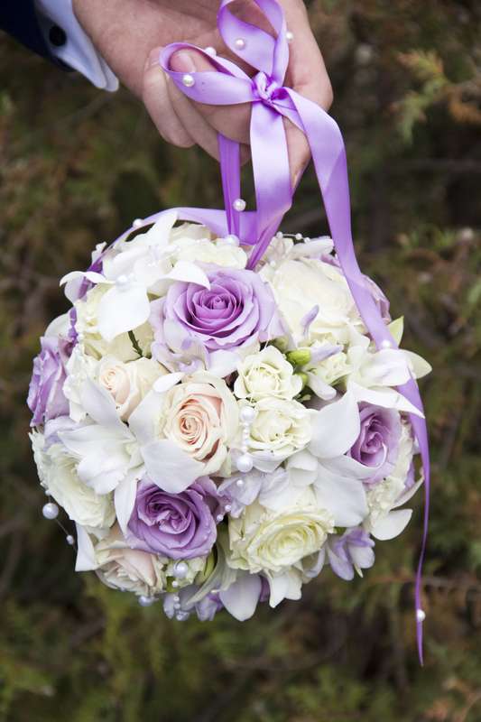 Круглый букет невесты из сиреневых и нежно-розовых роз, белых роз и орхидей, декорированный сиреневой атласной лентой - фото 740075 Агентство Мандарин- оформление свадьбы