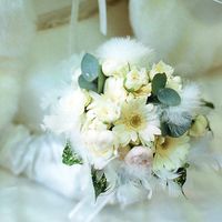Букет невесты для зимней свадьбы из роз, пионов и гербер 