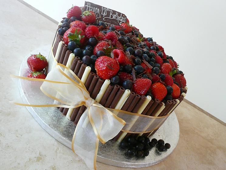 Свадебный тортик, бортики которого сделанные из печенья, украшенные белой ленточкой и ягодами  - фото 935301 enamoured_girl