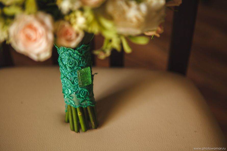 У ребят свадьба в зелено-бирюзовых тонах, отсюда такой выбор цвета букета и его оформление - фото 1395625 Флористы "Цветочный стиль"