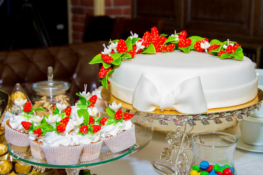 Белый свадебный тортик с бантиком, украшенный  веточкой цветов, рядом  такие же пирожные.  - фото 2624347 Ведущая Егорова Валерия