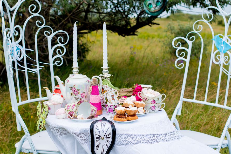 На круглом столе, покрытом белой скатертью, стоят подсвечники, выпечка и белый в розовые цветы чайный сервиз - фото 2624469 Ведущая Егорова Валерия