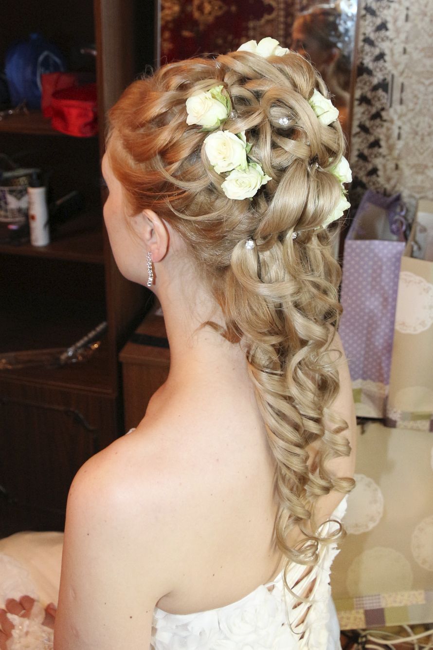 Прическа на короткие волосы с накладными прядями и живыми цветами. - фото 1506607 Невеста01