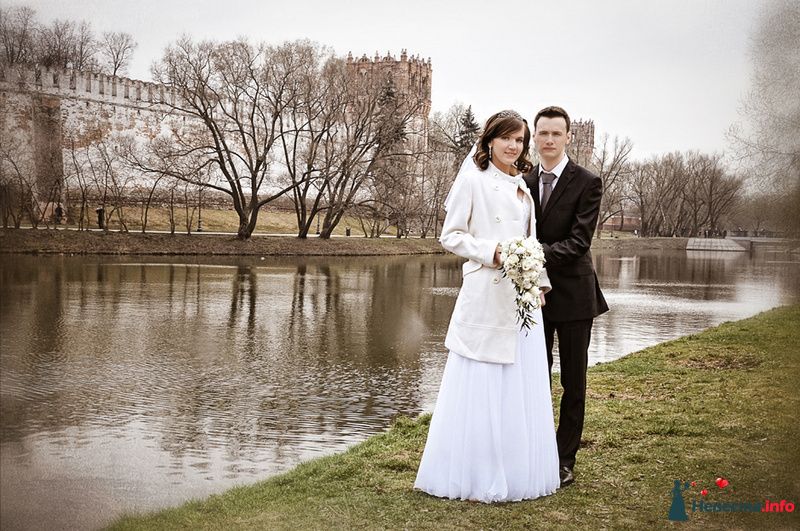Жених и невеста стоят, прислонившись друг к другу, в парке у озера - фото 93036 Фотограф Юлия Самохина