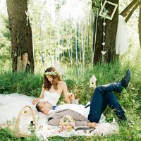 стильная свадьба, свадьба летом, летняя свадьба, венок, пикник в лесу, свадьба в лесу, свадебная фотосессия в лесу
