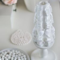 Белый цвет идеален! 
Он символизирует чистоту и невинность. Белый цвет связан с энергией света, добра, чистоты и невинности. 
