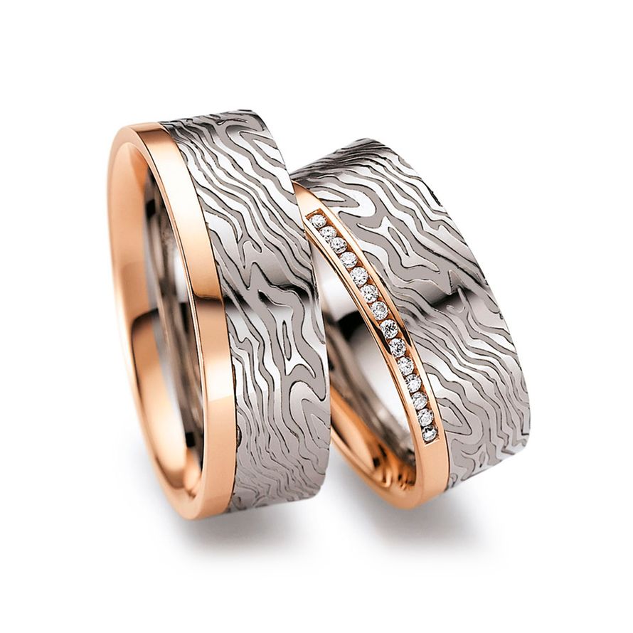 Парные обручальные кольца из комбинированного золота с бриллиантами