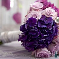 Букет невесты из сиреневых роз, ярко-сиреневых и розовых гортензий