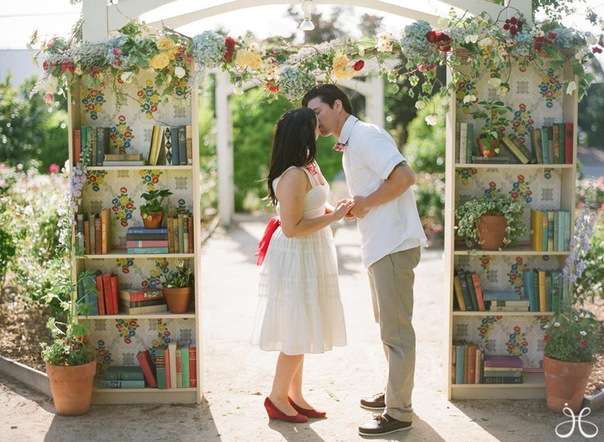 Свадебная арка из книжных полок с декоративными элементами и живыми цветами - фото 785589 Marry Happy - свадебное агентство