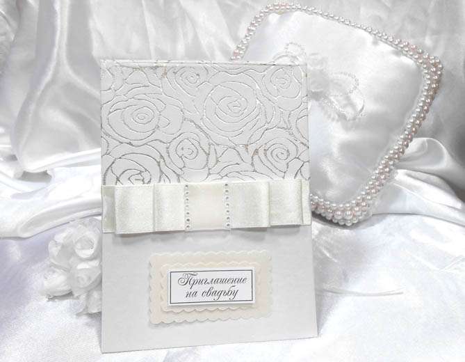 Приглашение на свадьбу, в цветах соответствующих тематике торжества, выполнено на белой тесненной бумаге с белым бантом - фото 995127 Свадебные аксессуары Знак