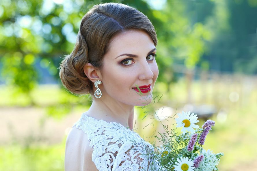 Невеста с прической из собранных локонов на затылке, с вечерним макияжем с ярко красной помадой - фото 2673423 Анна Юнак - фотограф