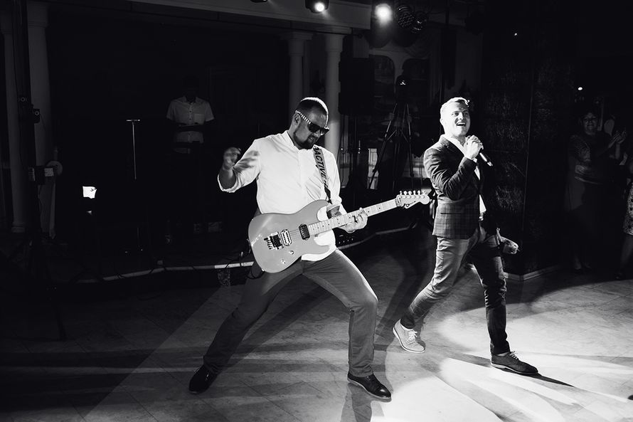 официант кейтеринг арт нуво. Art nuvo catering. фото рецепт блюда, переходящего из поколения в поколение. ни одно торжество. украшение праздничного стола искусственными цветами.