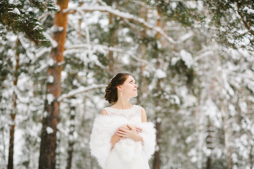 На плечах невесты белая накидка из лебяжьего пуха - фото 2096402 Свадебный стилист Ирина Дядькина