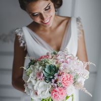 Букет невесты из роз, гортензий, астильбы, альстромерий, орнитогалума, амаранта и сукулента в бело-розовых тонах 