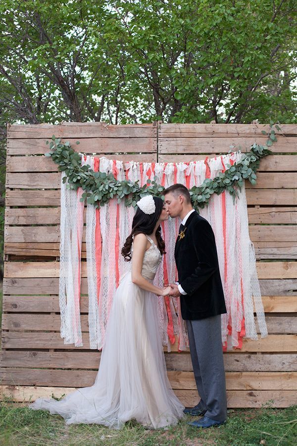 Деревянная ширма из поллет, на которые прикреплены бело-красные ленты и гирлянда из зелени - фото 3352145 Оформление свадеб by студия "Звёздный дождь"