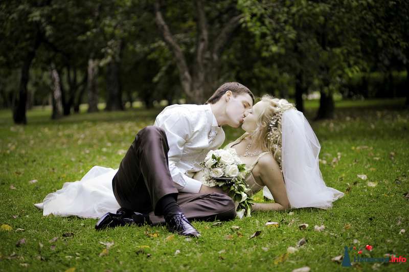 Жених и невеста целуются на траве в парке - фото 98312 Фотограф Бернард Роман